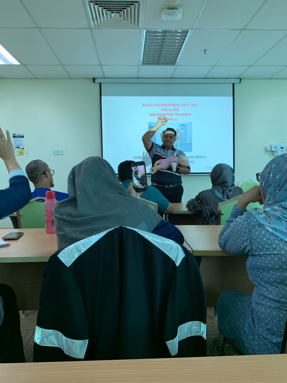 Pn Sharifah Nurafiqah menjalani Basic Occupational First Aid & AED Certification Training